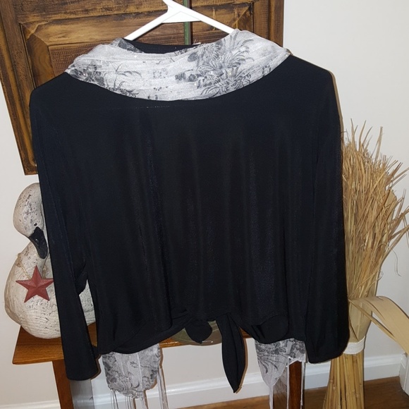 Black top with scarf - Picture 5 of 8